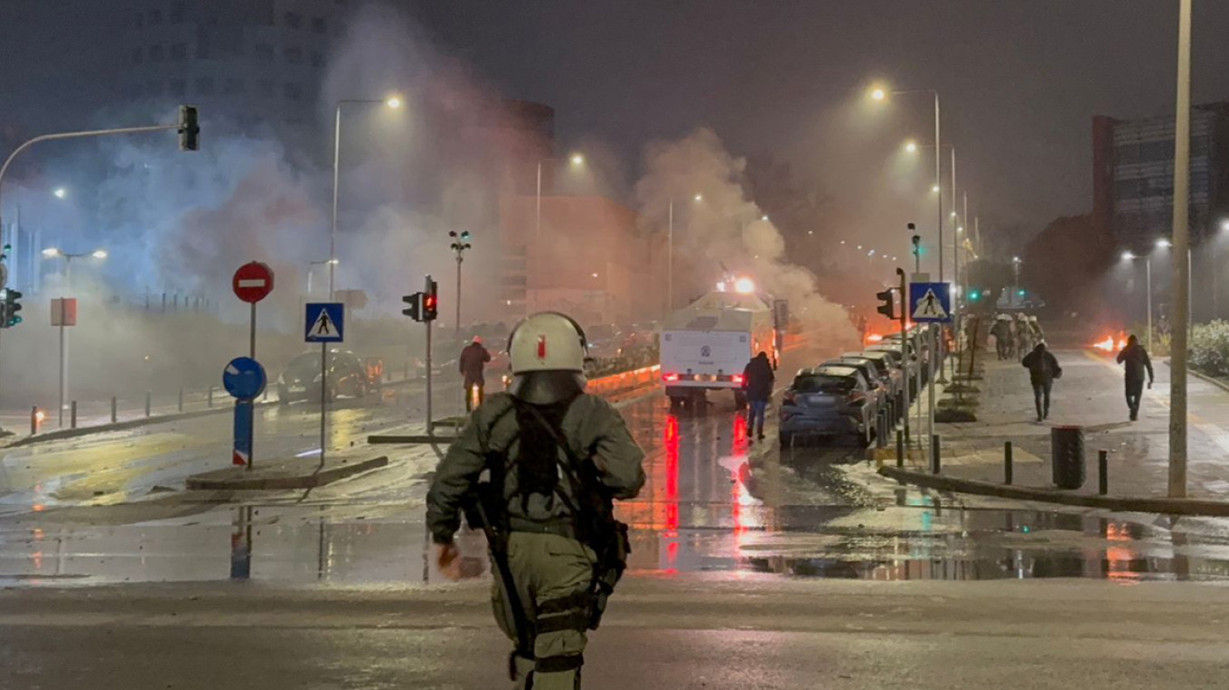 Επεισόδια στο ΑΠΘ μετά από πάρτι χωρίς άδεια – Τραυματισμός αστυνομικού και τελεσίγραφο 48 ωρών από το Υπουργείο Παιδείας