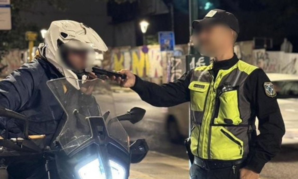 Πειραιάς: Μεθυσμένος οδηγός συγκρούστηκε με τέσσερα σταθμευμένα αυτοκίνητα – Συνελήφθη 43χρονος