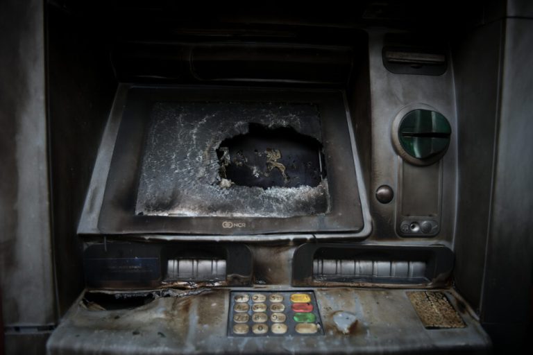 Μπαράζ εμπρηστικών επιθέσεων στην Αθήνα