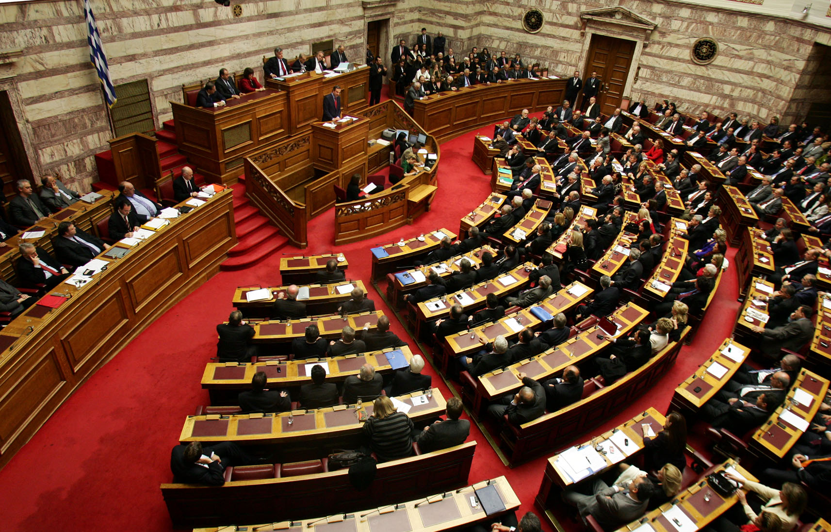 Μάχη στη Βουλή ή θέατρο για τα μάτια του κόσμου; Η αναβολή που άναψε φωτιές