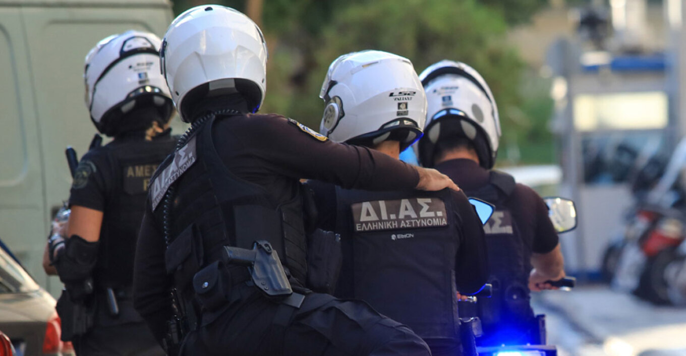 Αναστάτωση στα γραφεία του ΕΦΚΑ στην Ομόνοια: 61χρονος απείλησε υπαλλήλους με στυλιάρι