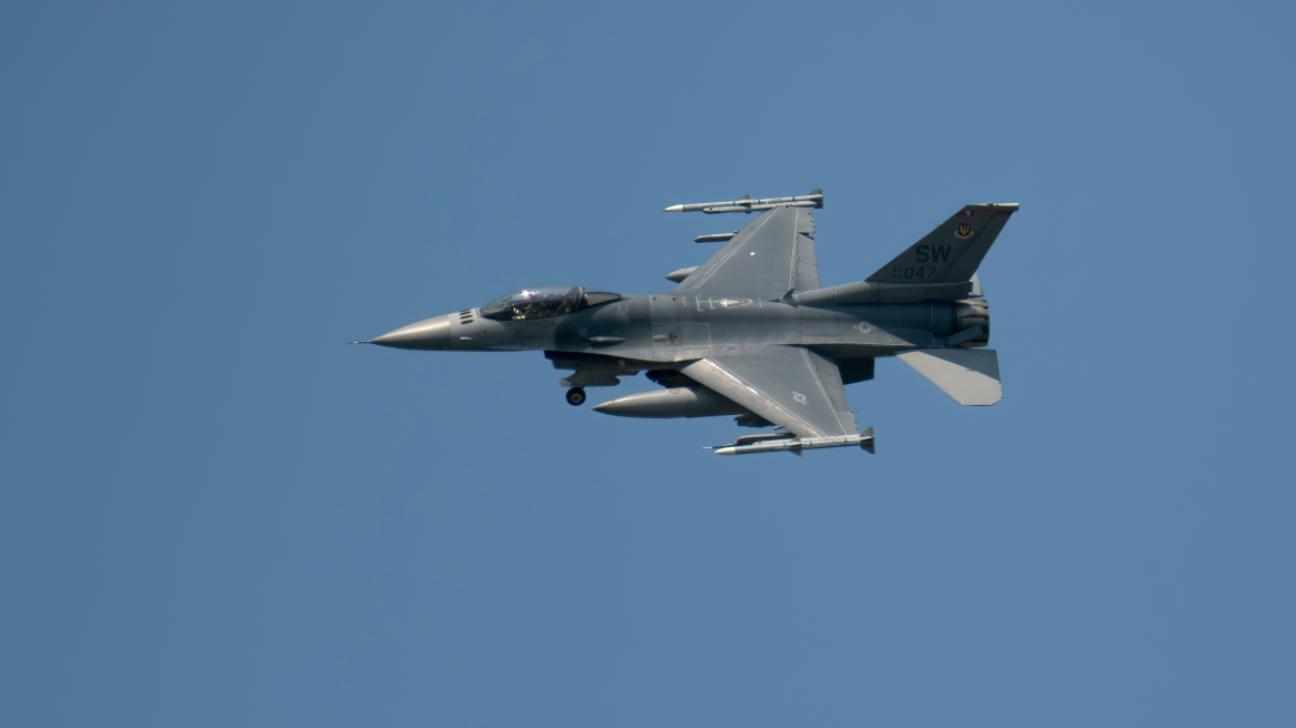 Απογειώθηκαν ελληνικά F-16 για αναχαίτιση ύποπτου αντικειμένου στην Κύπρο – Πτήση της Aegean επέστρεψε στην Αθήνα