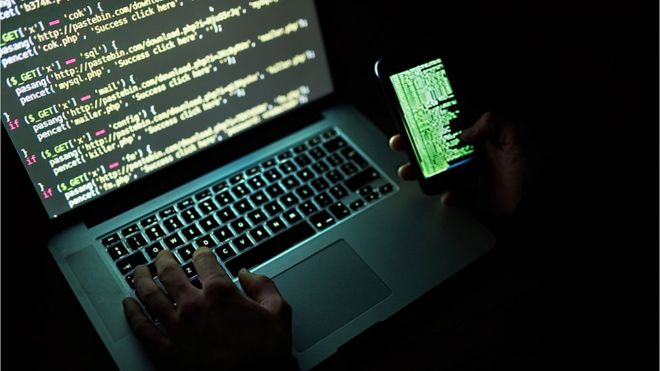Έκλεβε γυμνές φωτογραφίες και εκβίαζε γυναίκες για να συνευρεθούν μαζί του
