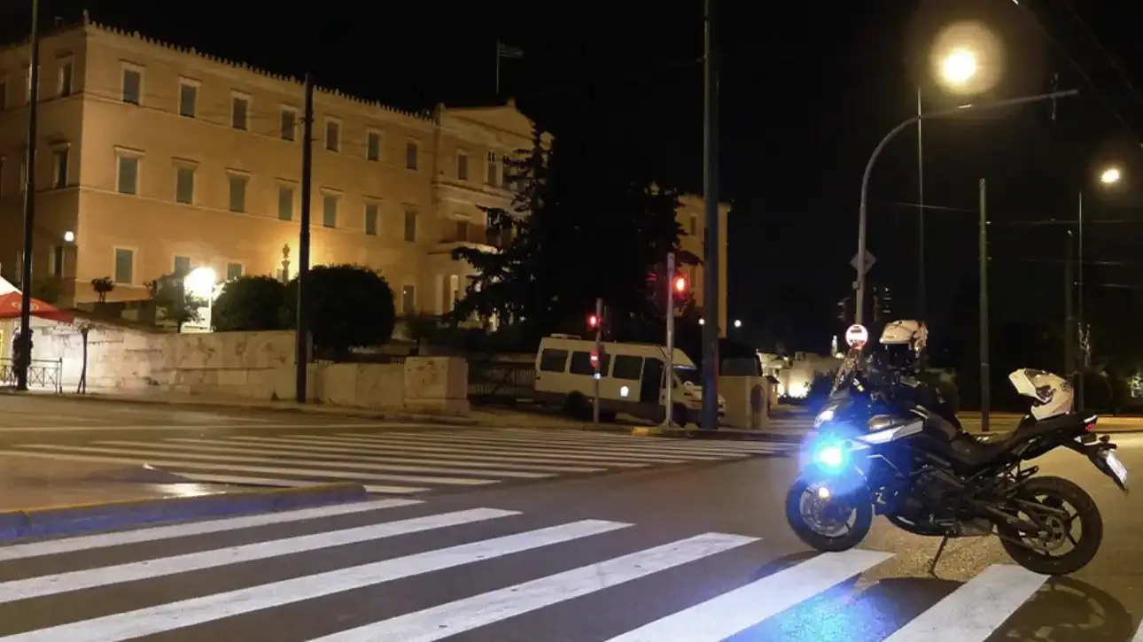 Τροχαίο έξω απο την βουλή: Είχε παραβιάσει το κόκκινο ο αστυνόμος