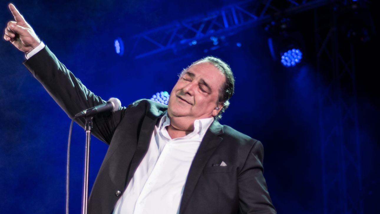 «Η δική μου πατρίδα»: Το ακυκλοφόρητο «διαμάντι» του Βασίλη Καρρά που ραγίζει καρδιές