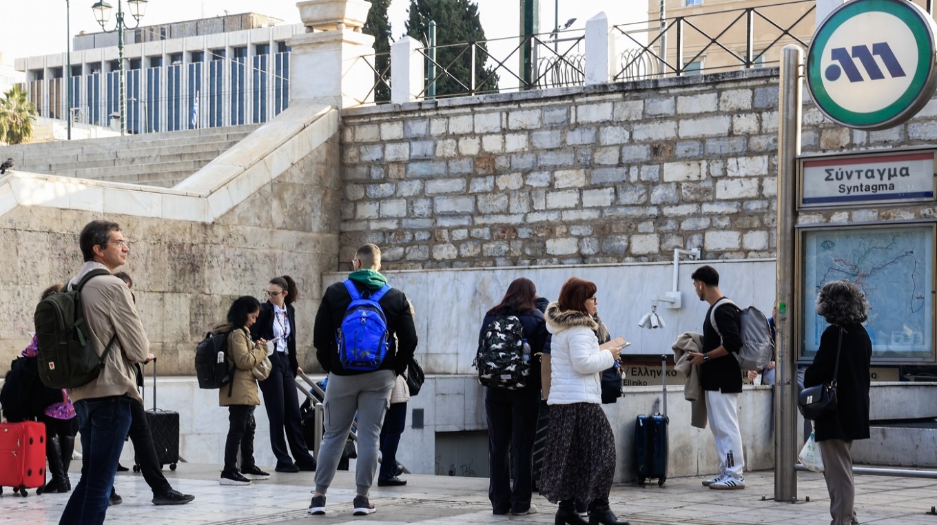 Άνοιξε ο σταθμός Μετρό Σύνταγμα μετά την παρέλαση της 25ης Μαρτίου