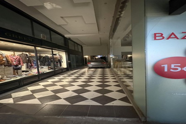 Πάρκαρε το αυτοκίνητο μέσα σε εμπορική στοά στο Χαλάνδρι