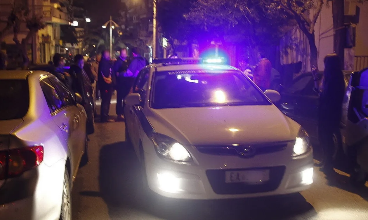 Γρεβενά: Δράστης προσποιήθηκε πελάτη και άρπαξε φιάλες ποτών μπροστά σε όλους!