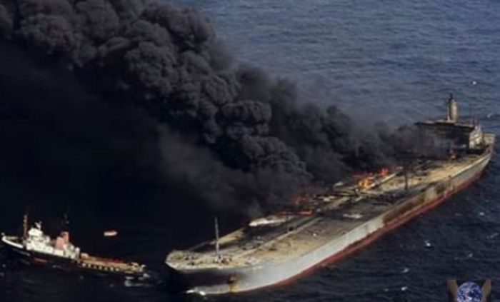 Νυχτερινή επίθεση σε πετρελαιοφόρα ανοιχτά της Βασόρας – Πώς χτυπήθηκαν τα πλοία μέσα στα ιρακινά ύδατα