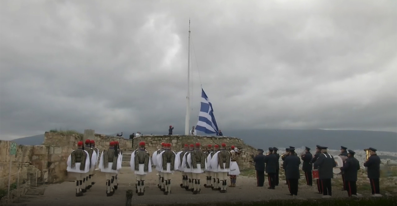 Η έπαρση της ελληνικής σημαίας στην Ακρόπολη για την 25η Μαρτίου