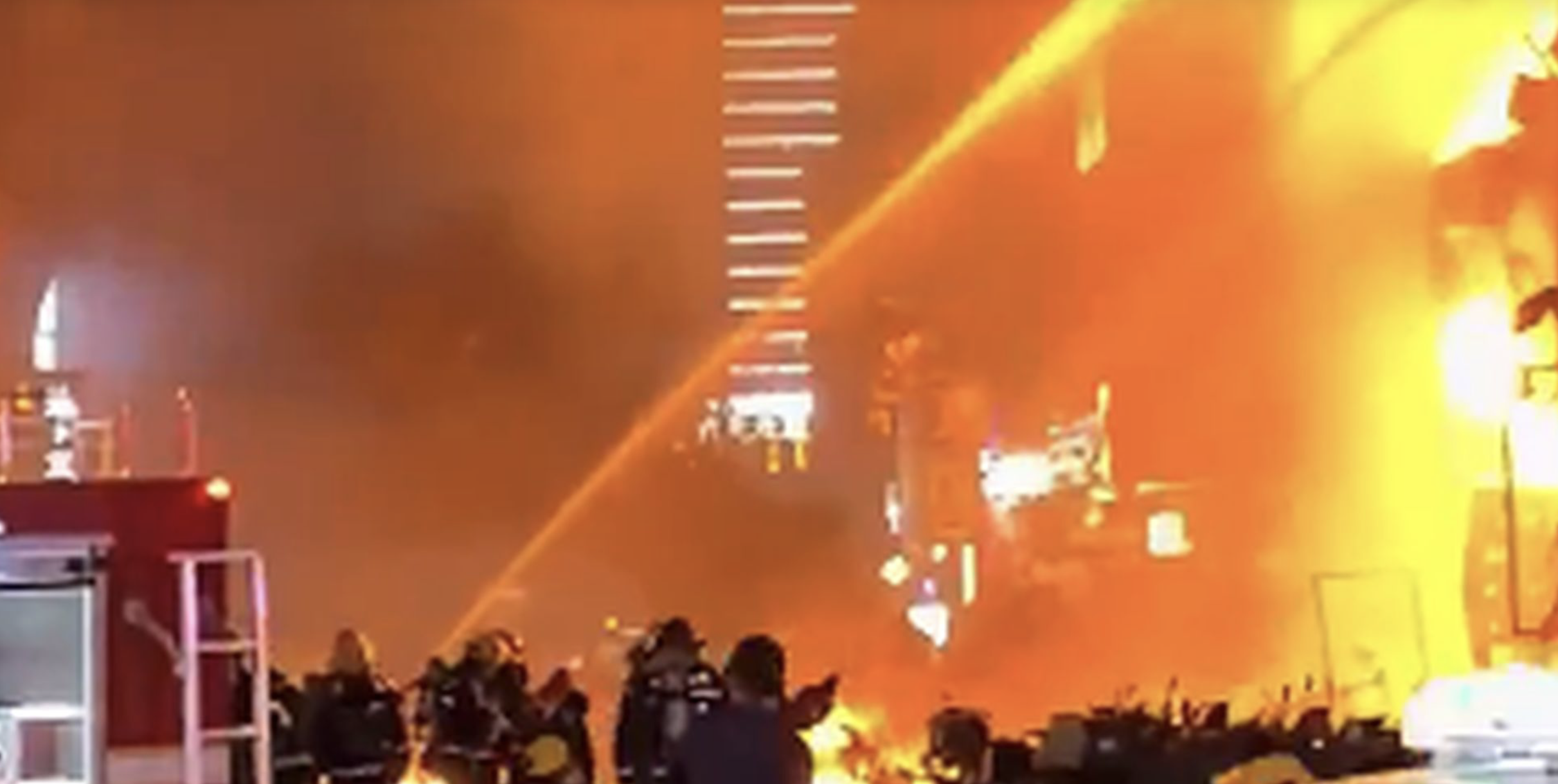 Πύρινη κόλαση στην Κίνα – Τρεις νεκροί και 23 τραυματίες από σοβαρή πυρκαγιά σε πολυκατοικία