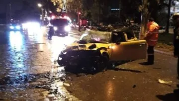 Φονική σύγκρουση στη Βούλα: Η οδηγός ταξί δεν τα κατάφερε!