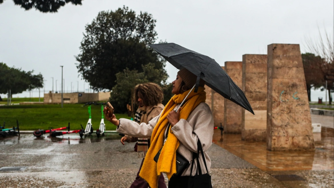 Καιρός: Έρχονται βροχές, πτώση θερμοκρασίας και θυελλώδεις άνεμοι από την Τρίτη