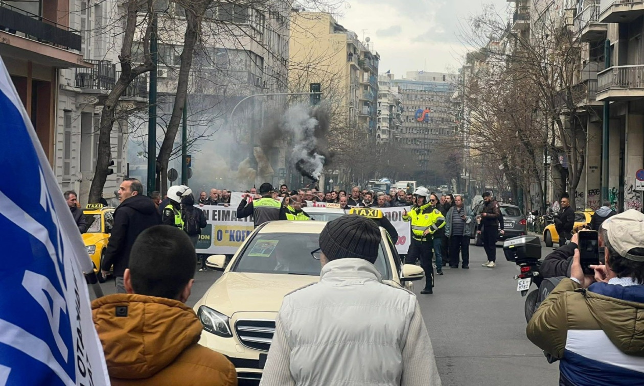 Aπεργία ταξί συγκέντρωση διαμαρτυρίας στη μάρνης σε λίγο πορεία προς τη Bουλή