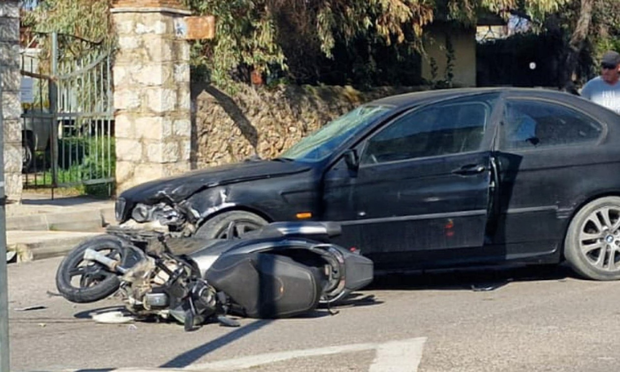 Σοβαρό τροχαίο στον Πύργο: Δικυκλιστής εκτινάχθηκε μετά από σύγκρουση με αυτοκίνητο