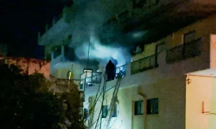 Φωτιά σε πολυκατοικία στο Άργος: Δραματικός απεγκλωβισμός μητέρας και παιδιού – Με εγκαύματα η γυναίκα