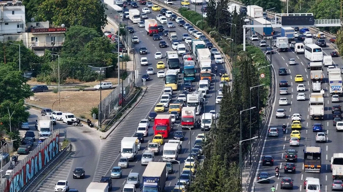 Στο «κόκκινο» η επιστροφή των ταξιδιωτών: Τροχαία και πυκνή ροή οχημάτων δυσκολεύουν την κίνηση