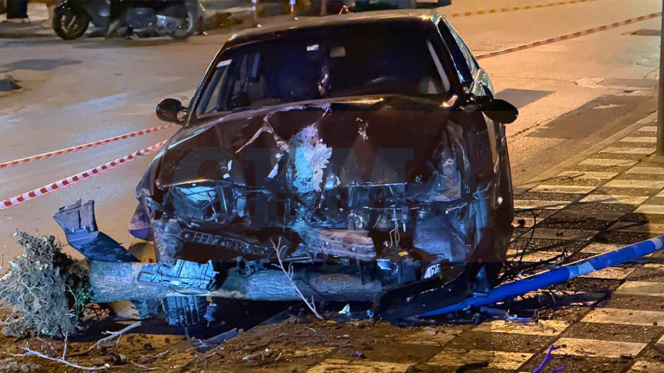 Σοκαριστικό τροχαίο στη Θεσσααλονίκη: Έχασε τον έλεγχο, «σκαρφάλωσε» σε πεζοδρόμιο και σκότωσε 25χρονο