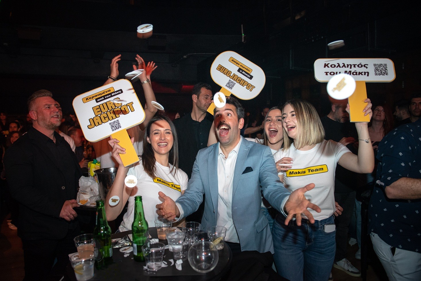 Ο Μάκης που κέρδισε το Eurojackpot «ξαναχτυπά»! Απρόσμενη νυχτερινή εμφάνιση στο Fuzz Club με κέρασμα για όλους τους θαμώνες (vid.)