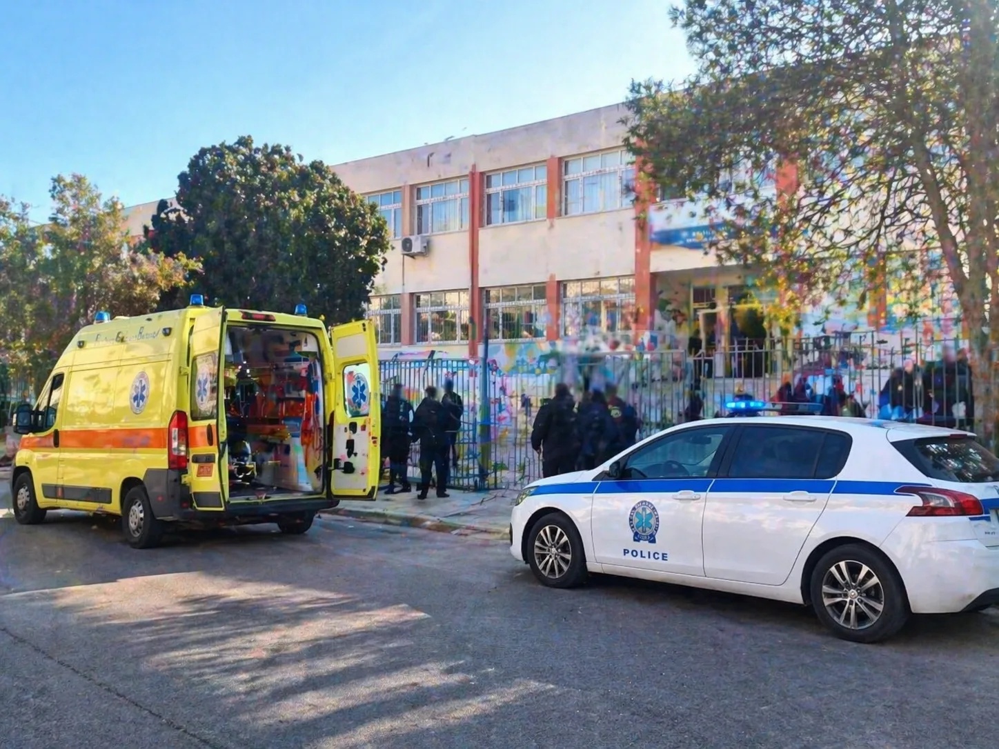Αγωνία για 13χρονη μετά από πτώση σε σχολείο.