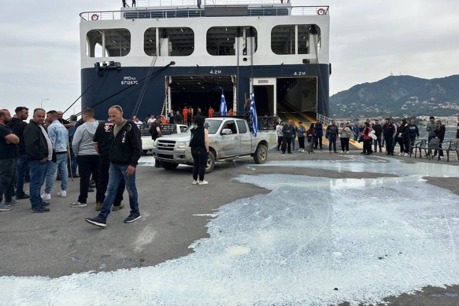 ΕΚΡΗΚΤΙΚΗ ΚΑΤΑΣΤΑΣΗ ΣΤΗ ΜΥΤΙΛΗΝΗ: Κτηνοτρόφοι απέκλεισαν το λιμάνι – Στο «σφυρί» το νησί για τον αφθώδη πυρετό