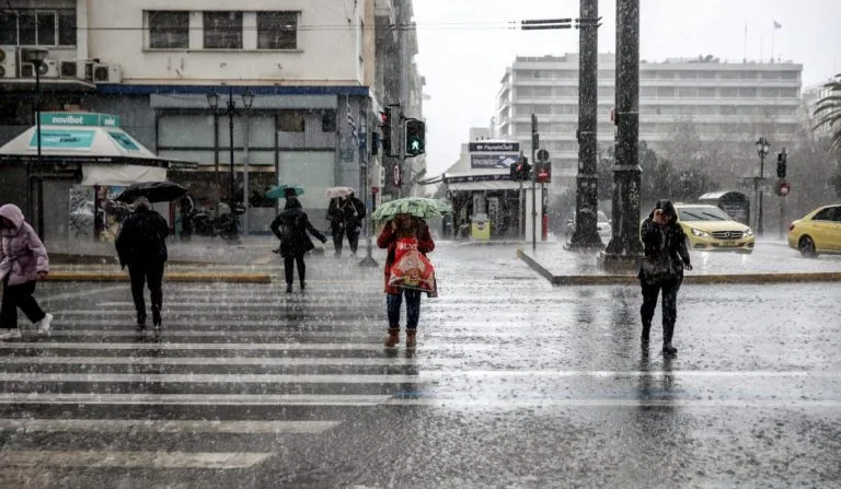 Διακοπή κυκλοφορίας στον Πειραιά λόγω συσσώρευσης υδάτων – Μήνυμα 112 για περιορισμό μετακινήσεων στην Αττική