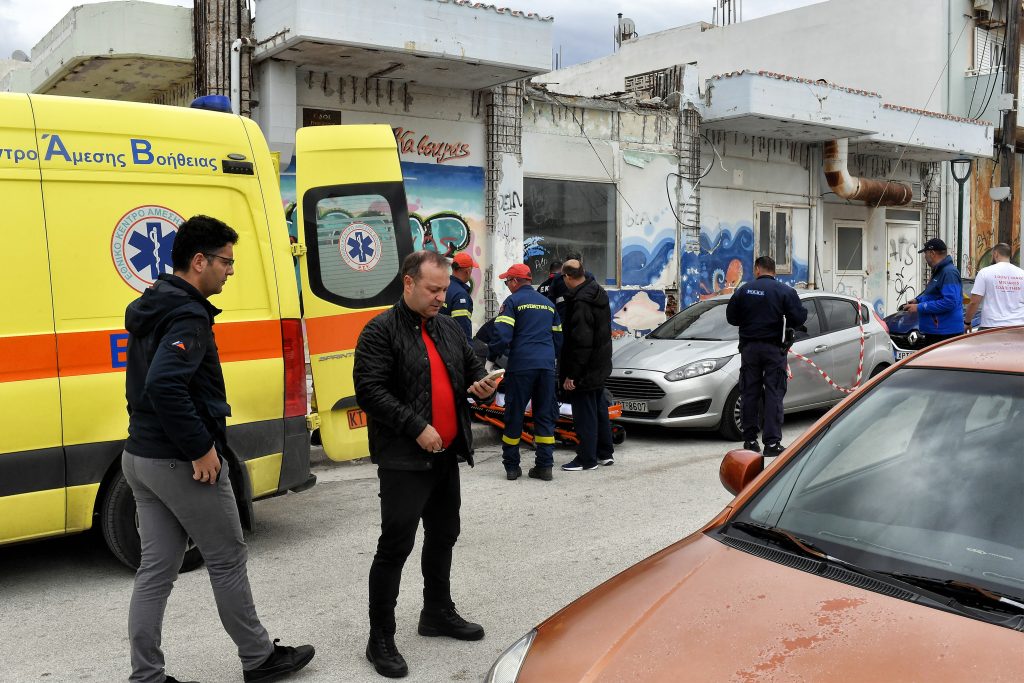 Τραγωδία στην Κόρινθο: Μπαλκόνι καταπλάκωσε μητέρα