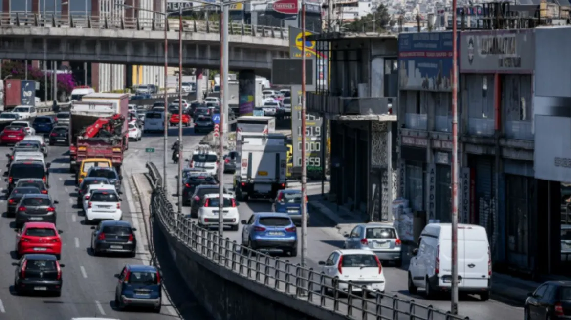 Kίνηση τώρα στην Aττική: Mποτιλιάρισμα στον Kηφισό και τροχαίο στον Aλιμο