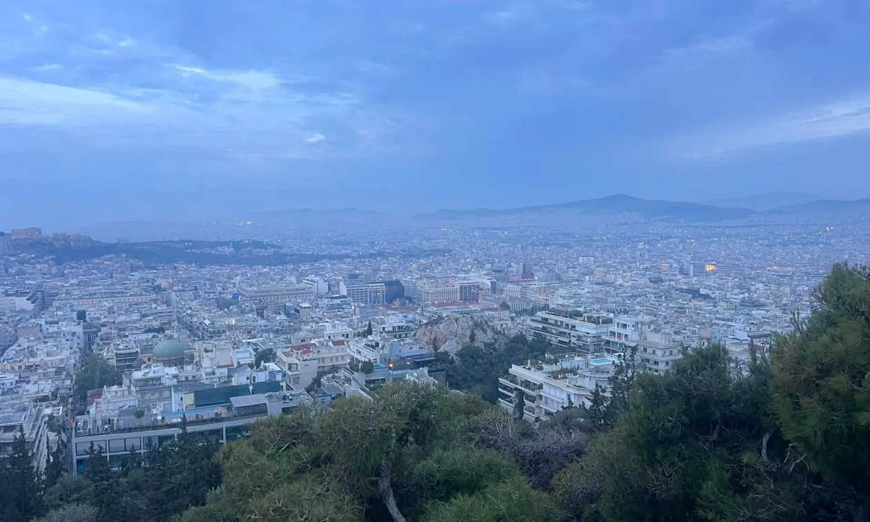 Ζέστη και αφρικανική σκόνη στην Ελλάδα – Το «κολλημένο» βαρομετρικό αλλάζει τον καιρό