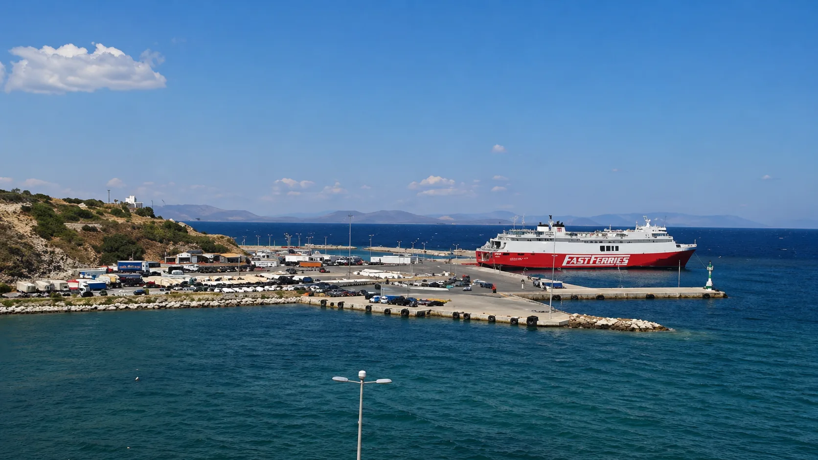 Σοκ σε πλοίο στην Τήνο — βρέφος έπεσε από καρότσι στις σκάλες
