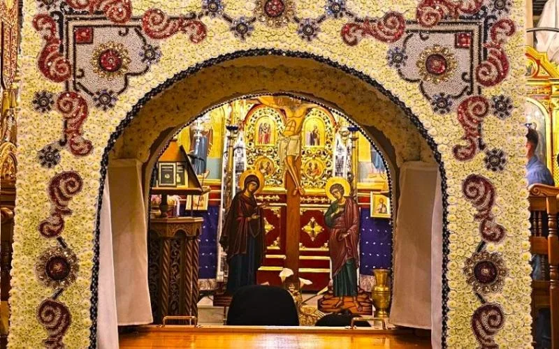 Μεγάλη Παρασκευή: Γιατί οι Πιστοί Περνούν Κάτω από τον Επιτάφιο;