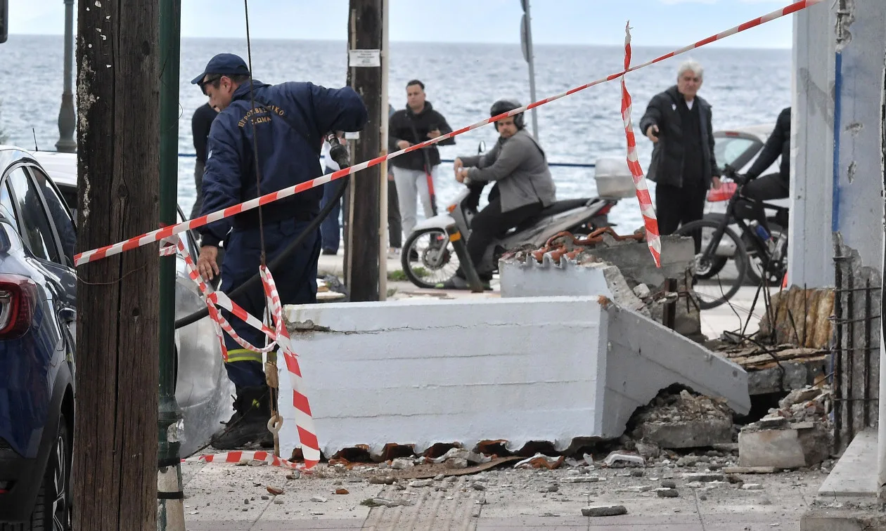 Εγκληματική αμέλεια στην Κόρινθο: Κατέρρευσε μπαλκόνι και καταπλάκωσε 43χρονη μπροστά στην οικογένειά της