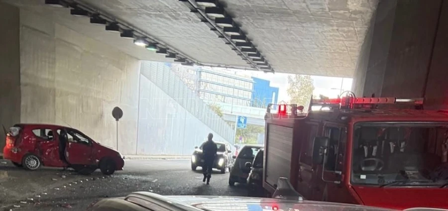 Σοβαρό τροχαίο στο Χαλάνδρι: Πυροσβεστικό όχημα «καρφώθηκε» σε ΙΧ – Σφοδρή σύγκρουση στη Ριζαρίου