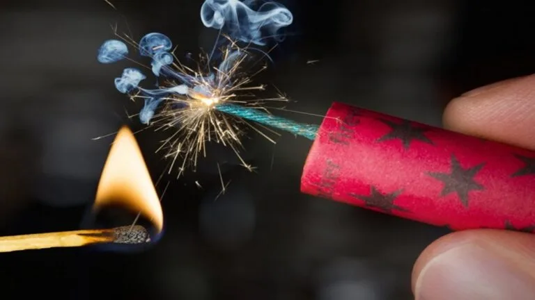 Σαλαμίνα: «Spark-Down» στην παράνομη εμπορία κροτίδων – Πάνω από 2.000 κατασχέσεις και πέντε συλλήψεις