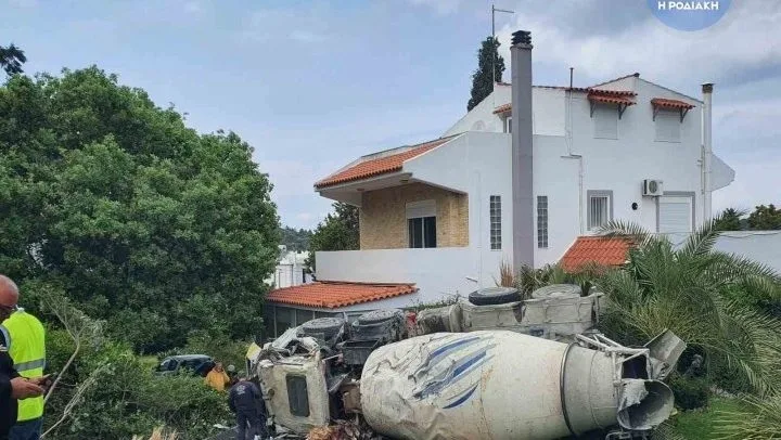 «Έχασα τα φρένα»: Η συγκλονιστική μαρτυρία του οδηγού της μπετονιέρας που έπεσε σε αυλή στη Ρόδο