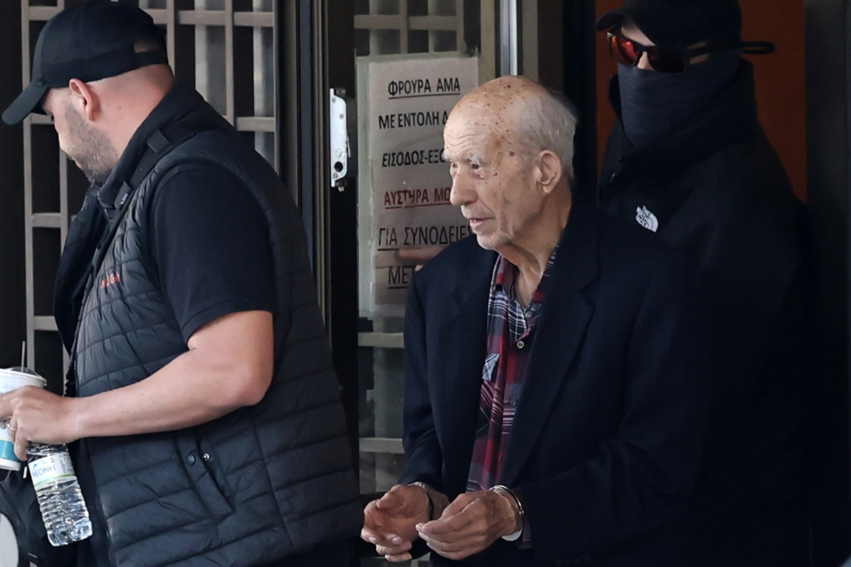 Δικηγόρος 89χρονου «πιστολέρο»: Πυρά κατά της κόρης του – «Είναι απούσα, δεν δικαιούται να μιλάει»