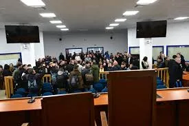Νέο φιάσκο στη δίκη των Τεμπών: Αποκλεισμοί συγγενών και δημοσιογράφων