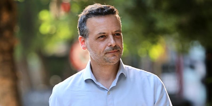 «Μπάχαλο» στο Δημοτικό Συμβούλιο: Εισβολή Αναρχικών για τα Προσφυγικά – Στο Στόχαστρο ο Χάρης Δούκας