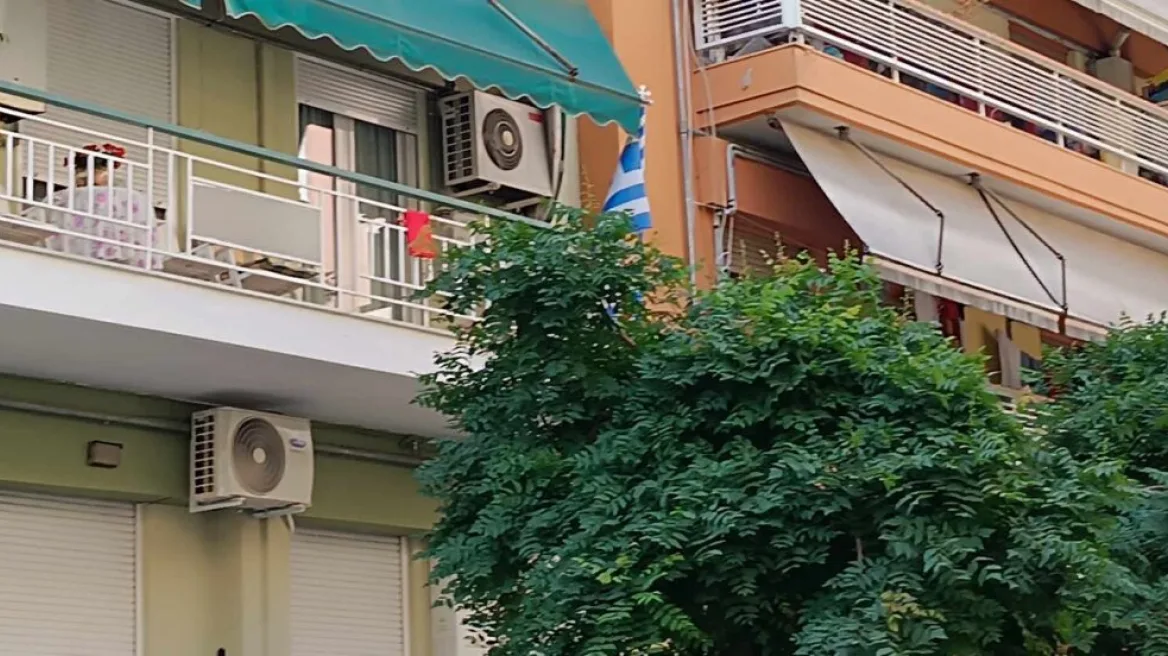 Θεσσαλονίκη: Ο λόγος που κρεμούν κόκκινα πανιά στα μπαλκόνια σήμερα Μεγάλη Πέμπτη θα σας συγκλονίσει
