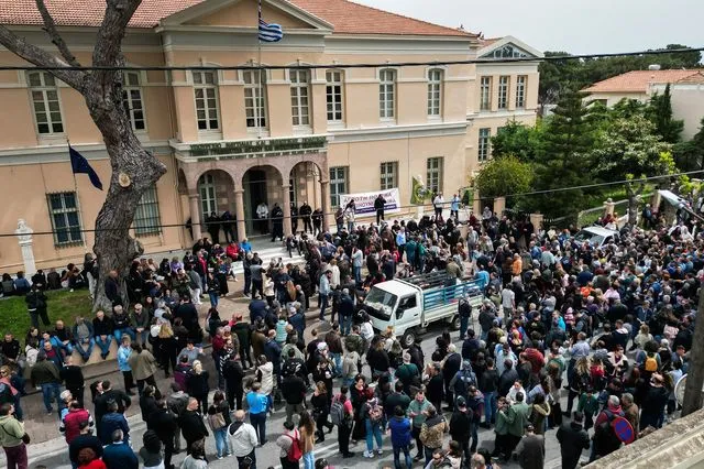 SOS από τους κτηνοτρόφους: Μπαίνουν μπροστά στις κάννες για να σώσουν τα κοπάδια τους! – «Σταματήστε το μακελειό των ζώων μας»