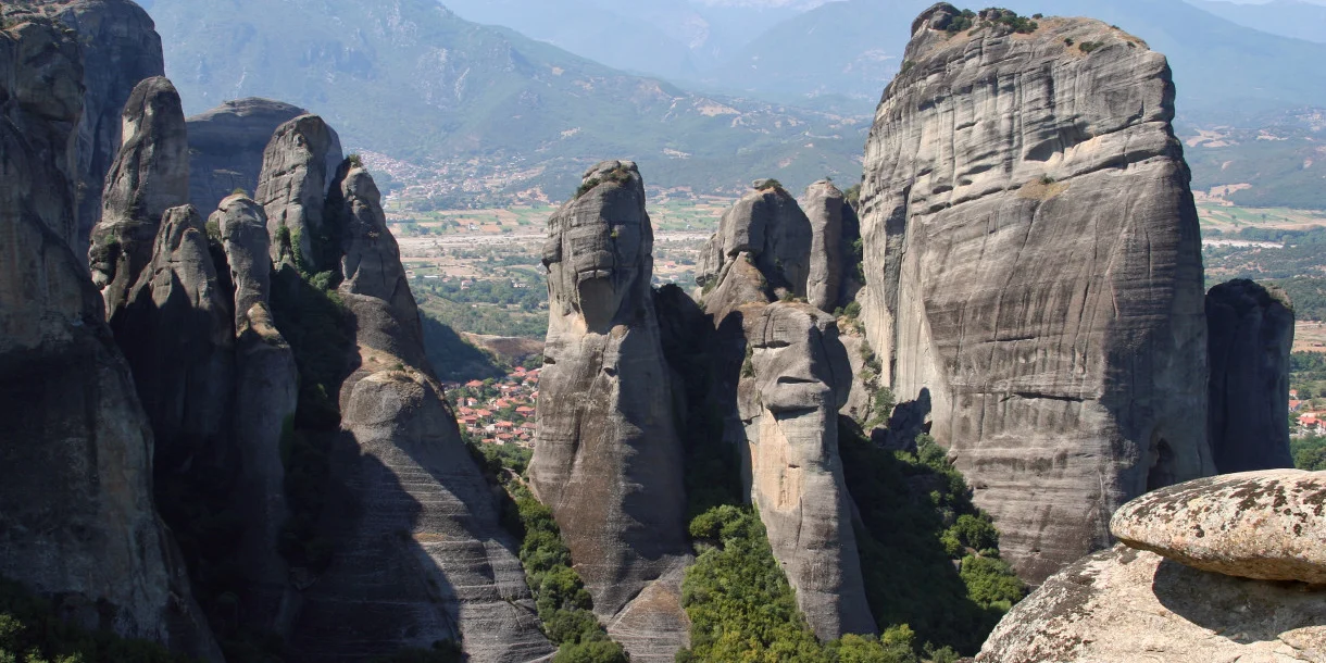 ΤΡΑΓΩΔΙΑ ΣΤΑ ΜΕΤΕΩΡΑ: Γυναίκα έπεσε στο κενό από Ιερά Μονή – Σοκ από τον θάνατό της στους βράχους!