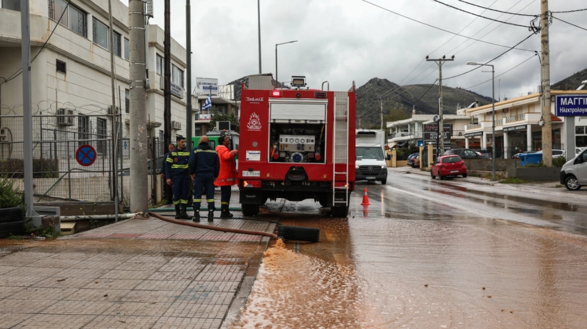Χαμός με την κακοκαιρία Erminio: ένας νεκρός, 1.100 κλήσεις και καταστροφές παντού – πότε θα «ηρεμήσει» ο καιρός