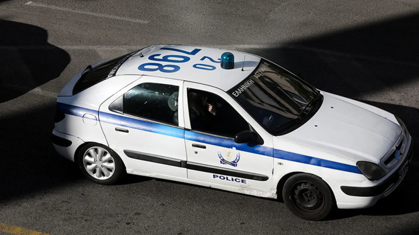 Σύλληψη ανήλικου με ρουκέτα έξω από σχολείο στη Νίκαια – Χειροπέδες και στον πατέρα