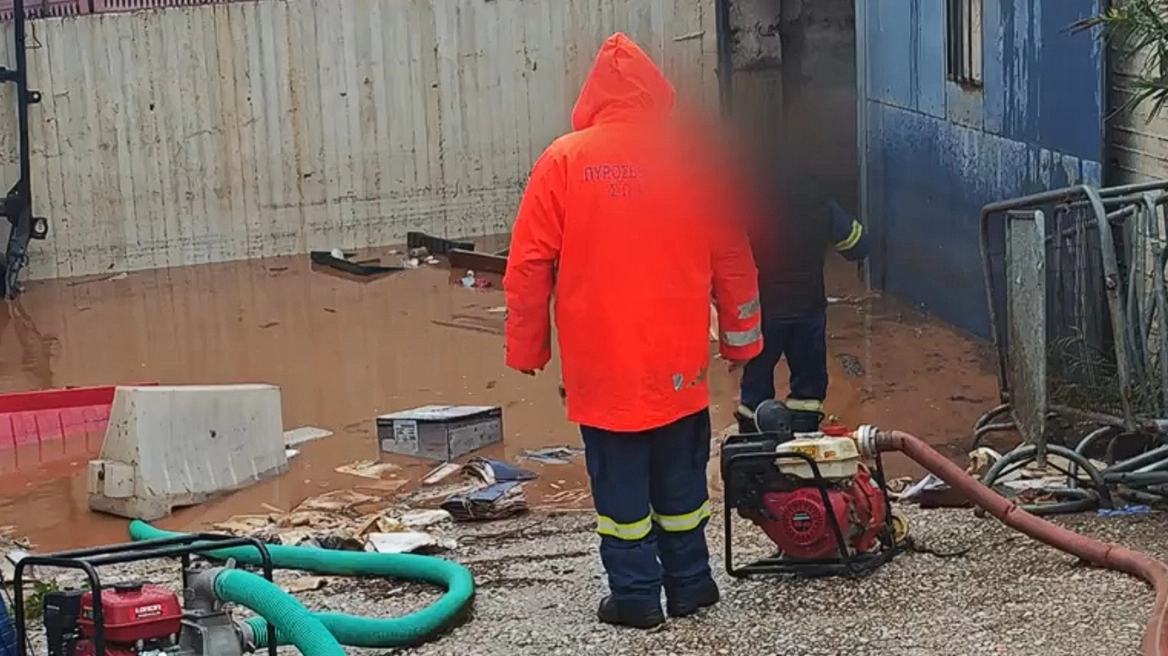 Πλημμύρισε το αστυνομικό τμήμα στη νέα Μάκρη – μάχη με τα νερά για ώρες