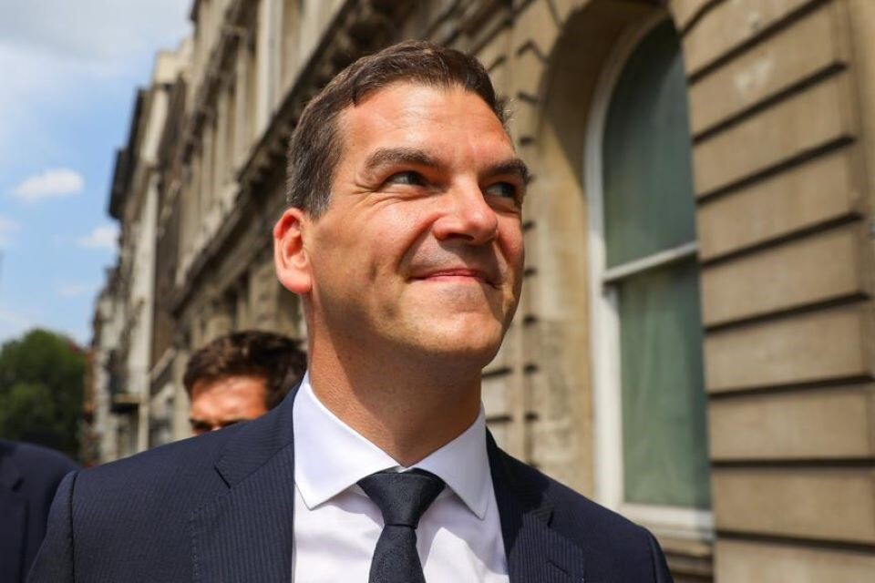ΣΚΑΝΔΑΛΟ ΜΑΝΤΕΛΣΟΝ: Ο «αποδιοπομπαίος τράγος» Όλι Ρόμπινς και τα ψέματα στη Βουλή!