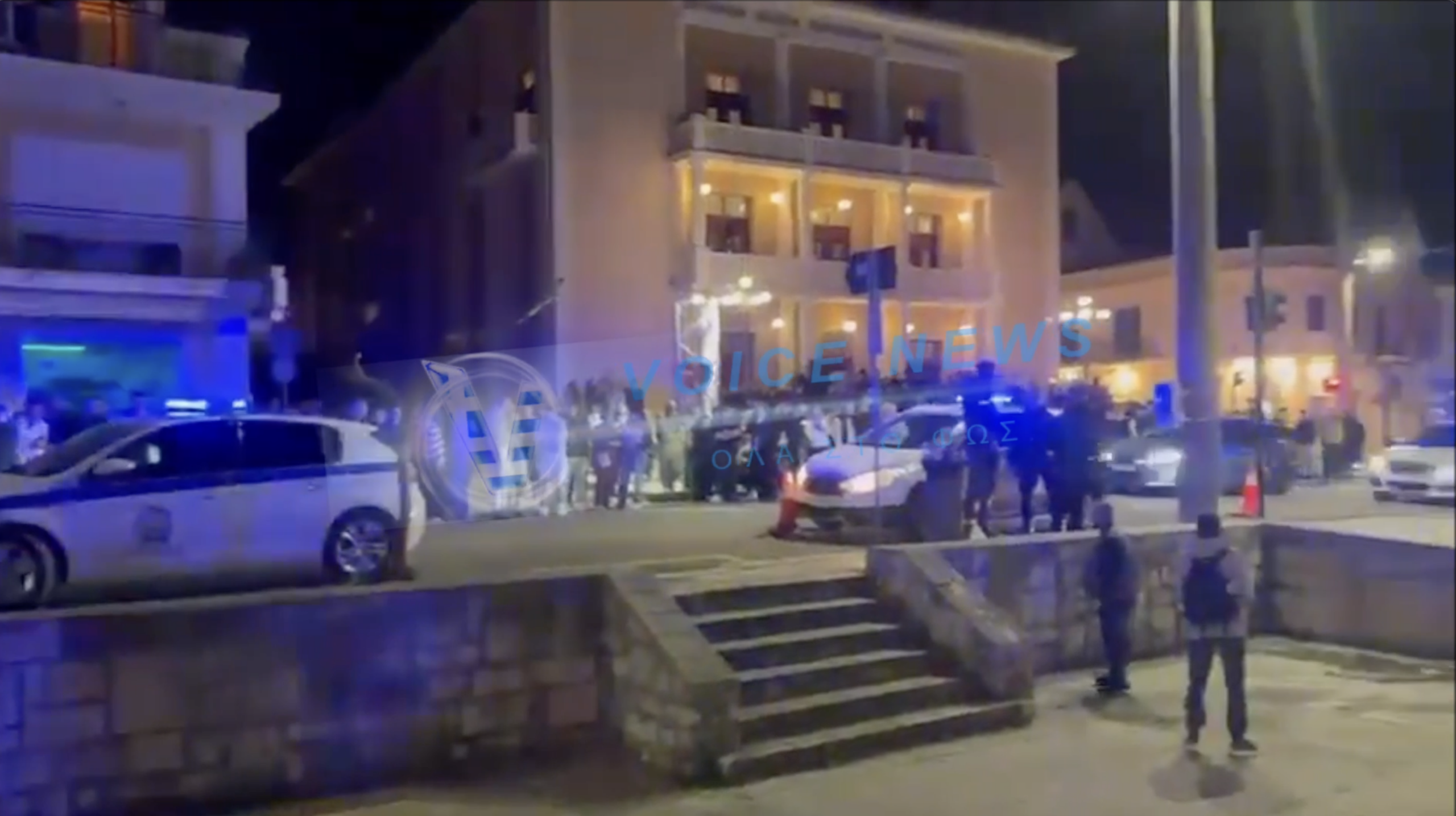 (ΒΙΝΤΕΟ) Μαζεμένο πλήθος έξω από τα δικαστήρια – Κλιμακώνεται η αγωνία στην Κεφαλονιά για την υπόθεση της 19χρονης Μυρτούς