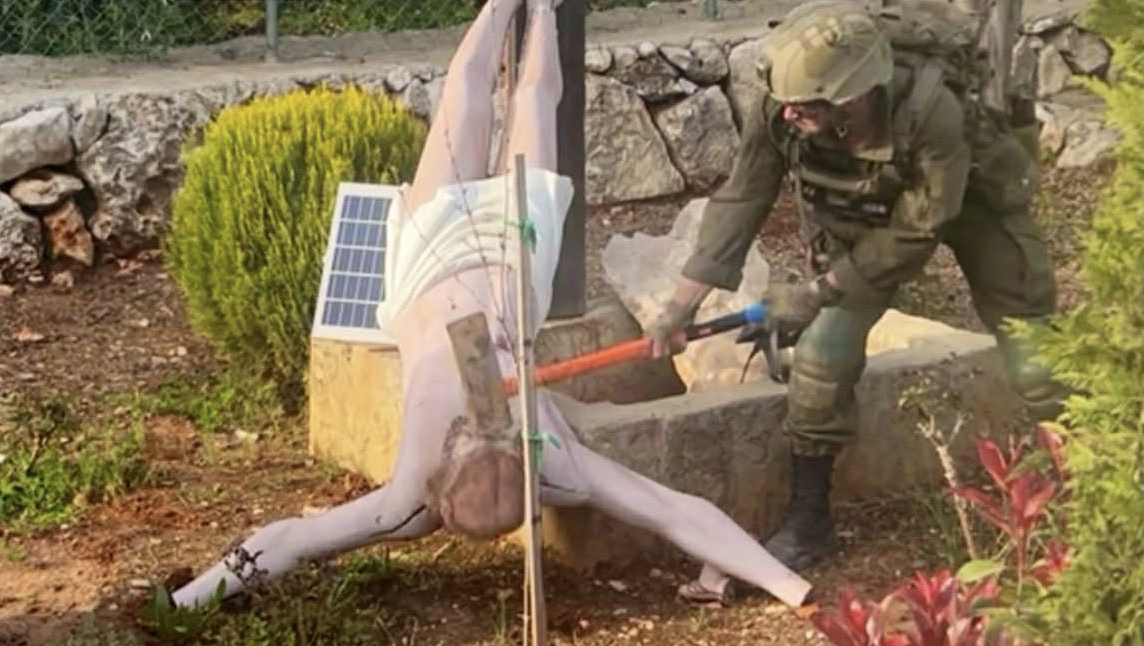 Παγκόσμια Οργή: Ισραηλινός στρατιώτης έσπασε άγαλμα του Ιησού – Η εικόνα που εξόργισε τον πλανήτη!