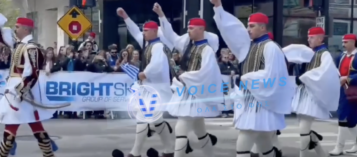 ΝΟΣΤΟΣ ΚΑΙ ΥΠΕΡΗΦΑΝΕΙΑ ΣΤΗΝ ΟΜΟΓΕΝΕΙΑ ΤΟΥ ΣΙΚΑΓΟ ΜΟΛΙΣ ΑΝΤΙΚΡΥΣΕ ΣΤΗΝ ΜΕΓΑΛΕΙΩΔΗ ΠΑΡΕΛΑΣΗ ΤΗΝ ΠΡΟΕΔΡΙΚΗ ΦΡΟΥΡΑ (ΒΙΝΤΕΟ)