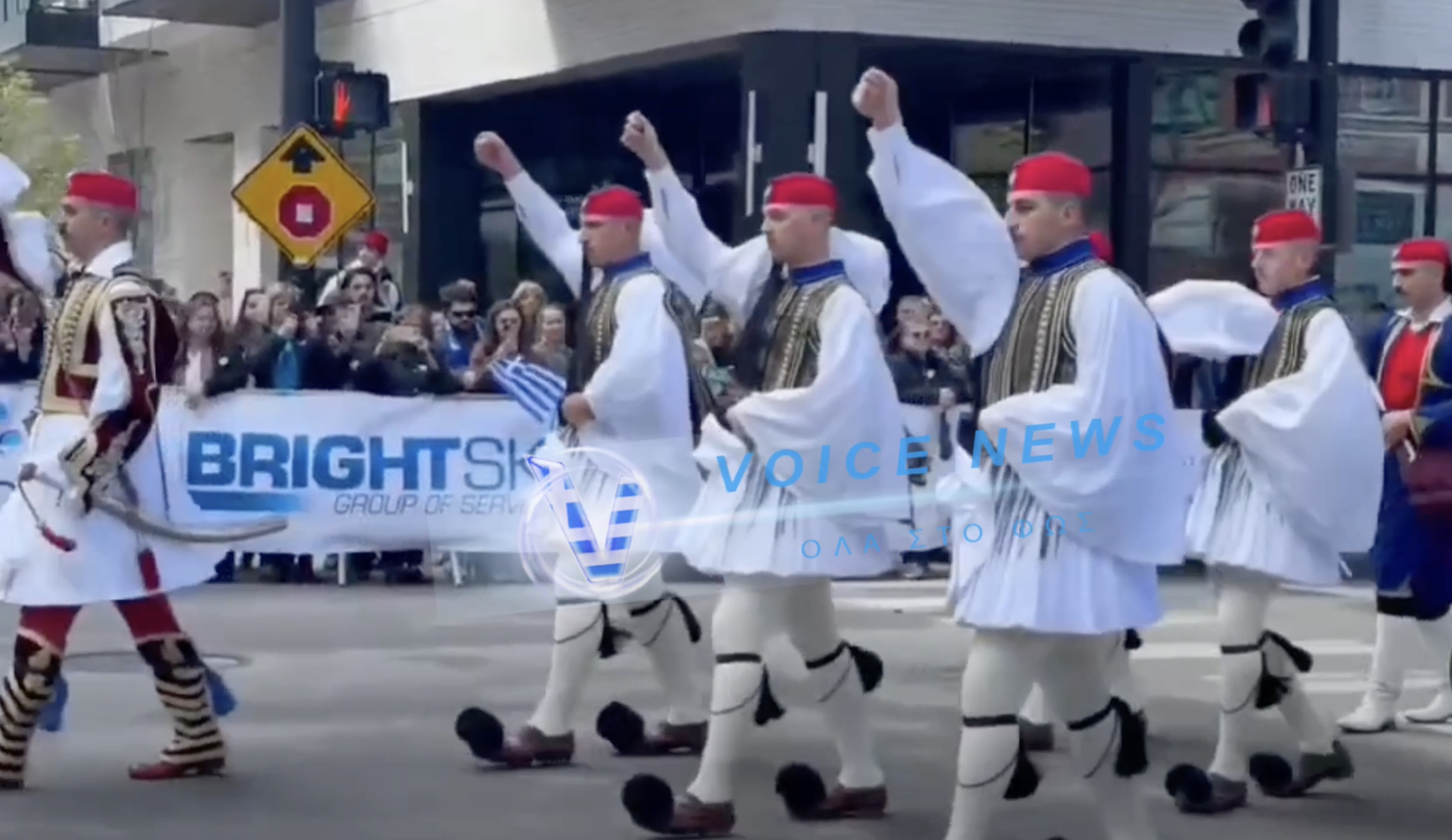 ΝΟΣΤΟΣ ΚΑΙ ΥΠΕΡΗΦΑΝΕΙΑ ΣΤΗΝ ΟΜΟΓΕΝΕΙΑ ΤΟΥ ΣΙΚΑΓΟ ΜΟΛΙΣ ΑΝΤΙΚΡΥΣΕ ΣΤΗΝ ΜΕΓΑΛΕΙΩΔΗ ΠΑΡΕΛΑΣΗ ΤΗΝ ΠΡΟΕΔΡΙΚΗ ΦΡΟΥΡΑ (ΒΙΝΤΕΟ)