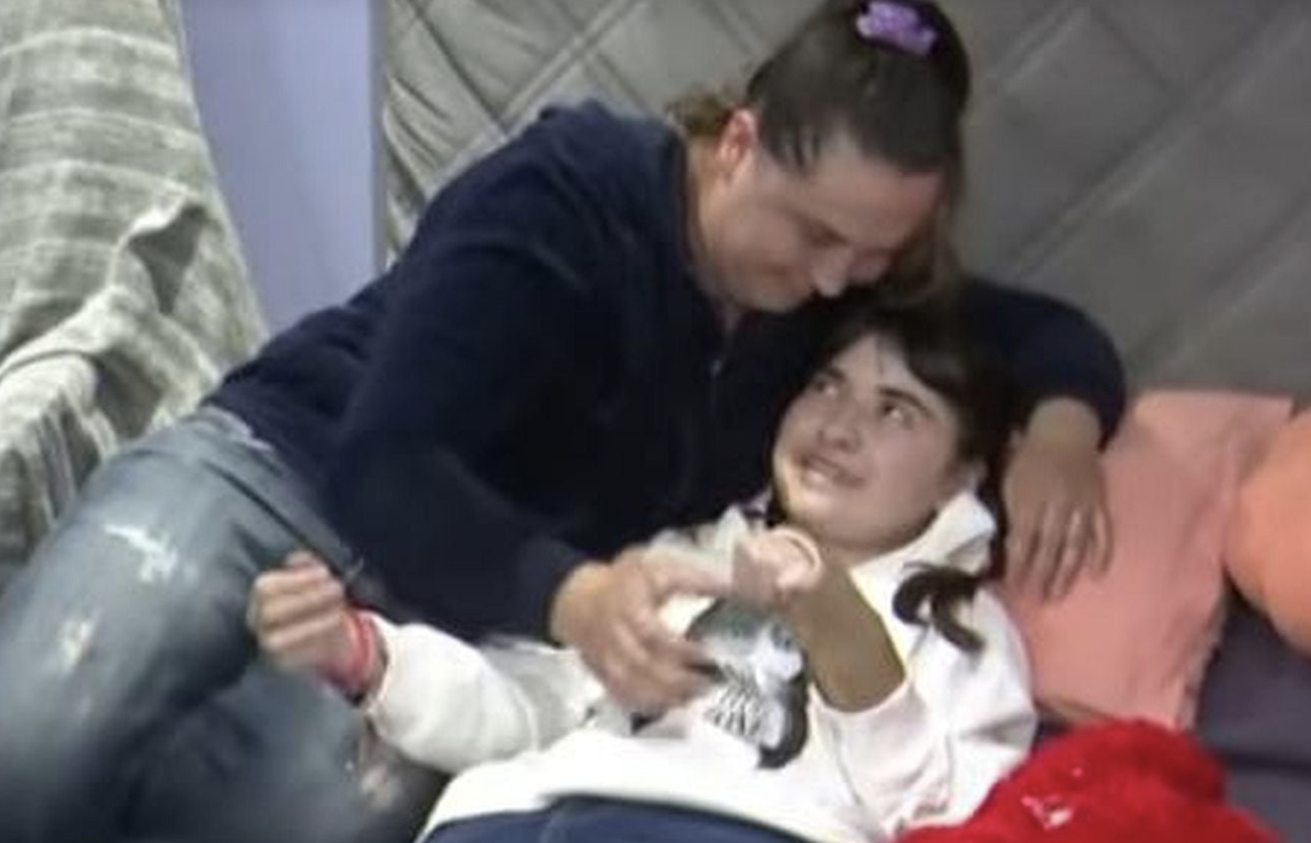 «Ντρέπομαι για το κράτος μας»: Κόβουν τις θεραπείες της 15χρονης Αλεξίας για να πληρώσουν τα τροφεία του θύτη στη φυλακή